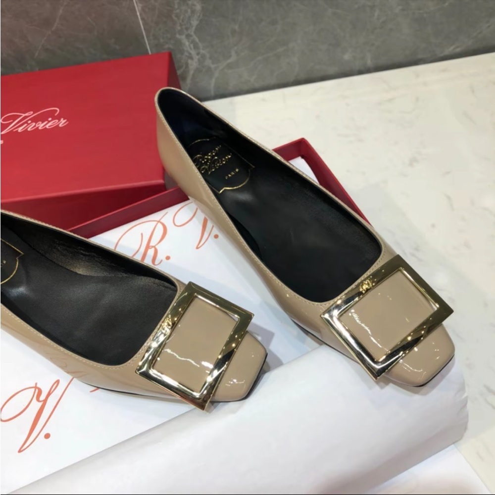 Roger Vivier Cream and Gold Flats with Metallic Buckle - Picture 2 of 3